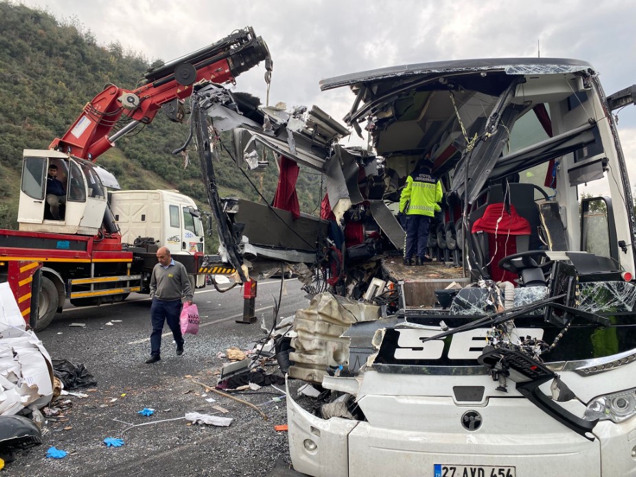 Yolcu Otobüsü Tıra Çarptı! aw593940 03 - Marmara Bölge Gazetesi