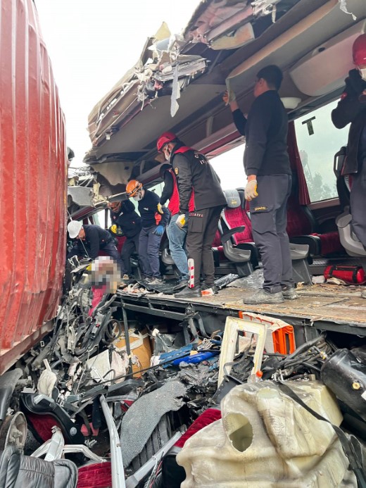 Yolcu Otobüsü Tıra Çarptı! aw593940 04 - Marmara Bölge Gazetesi