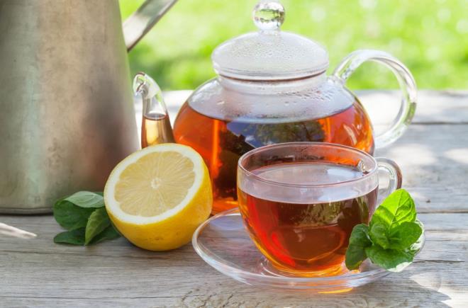 Çaya limon eklemenin sağlık üzerindeki etkileri yeniden gündeme geldi. Doç.