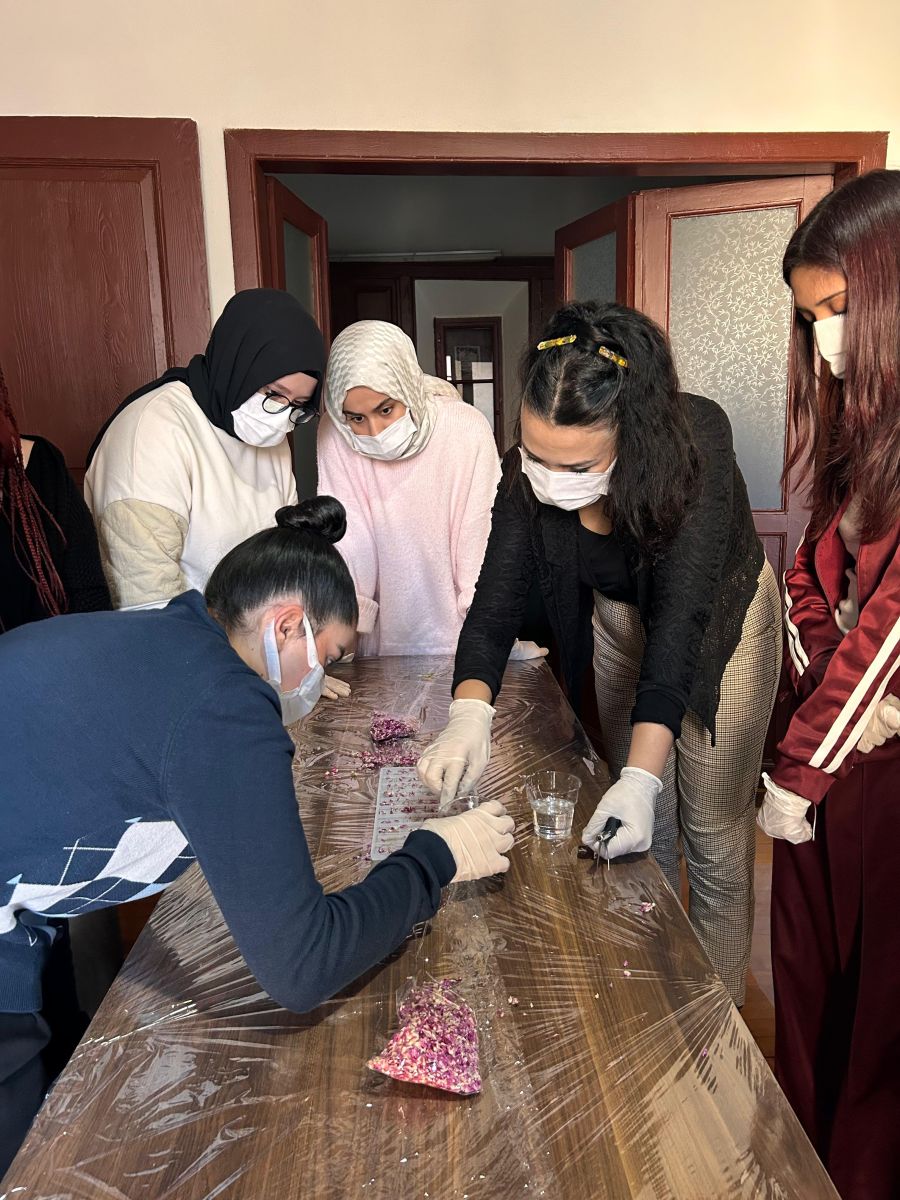 Birlik Vakfı Balıkesir Şubesi Hanımlar Komisyonu’ndan Epoksi Atölyesi c03be815 6c50 4d09 8cdb 6e99a4be766c - Marmara Bölge Gazetesi