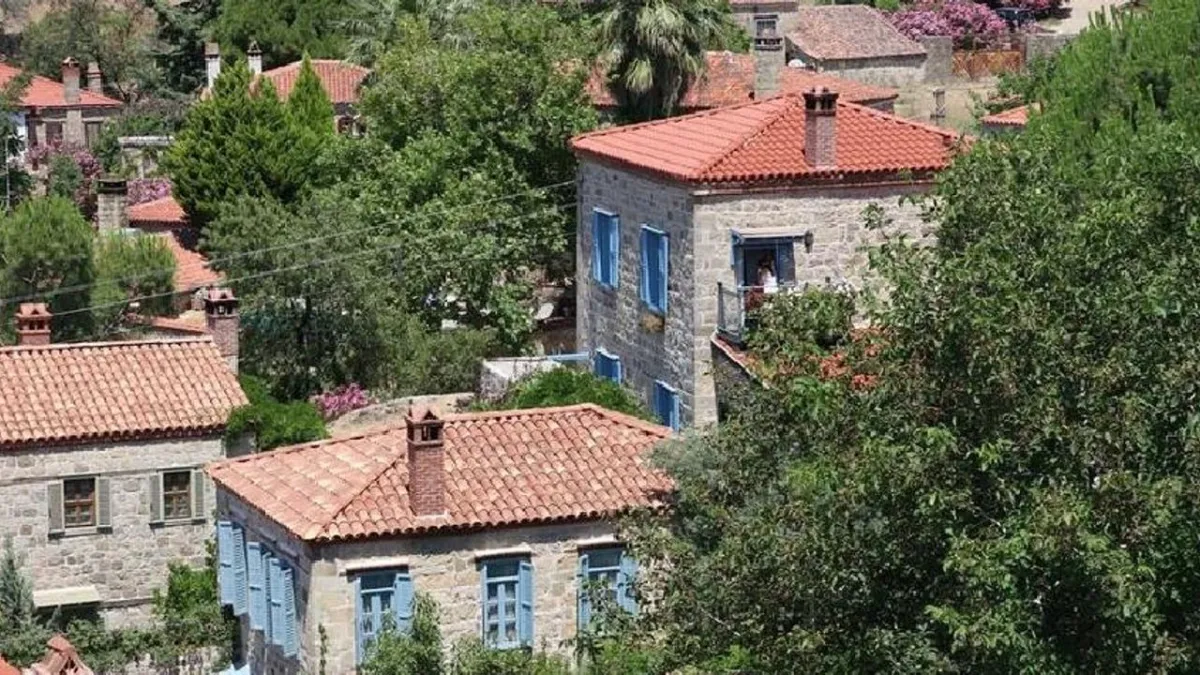Edremit’in Kazdağları eteklerinde yer alan Çamlıbel Mahallesi, doğallığını koruyan yapısı