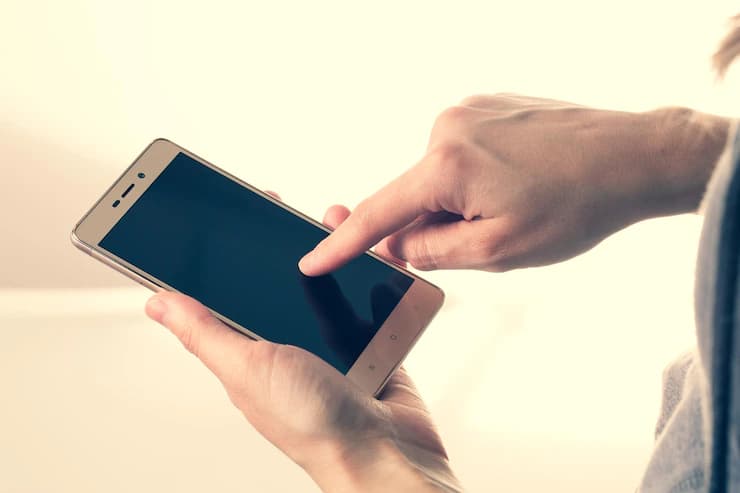 Başkasının Numarasını Veren Kişiye Hapis detail female hand that is typing screen her smartphone 651462 168 - Marmara Bölge Gazetesi