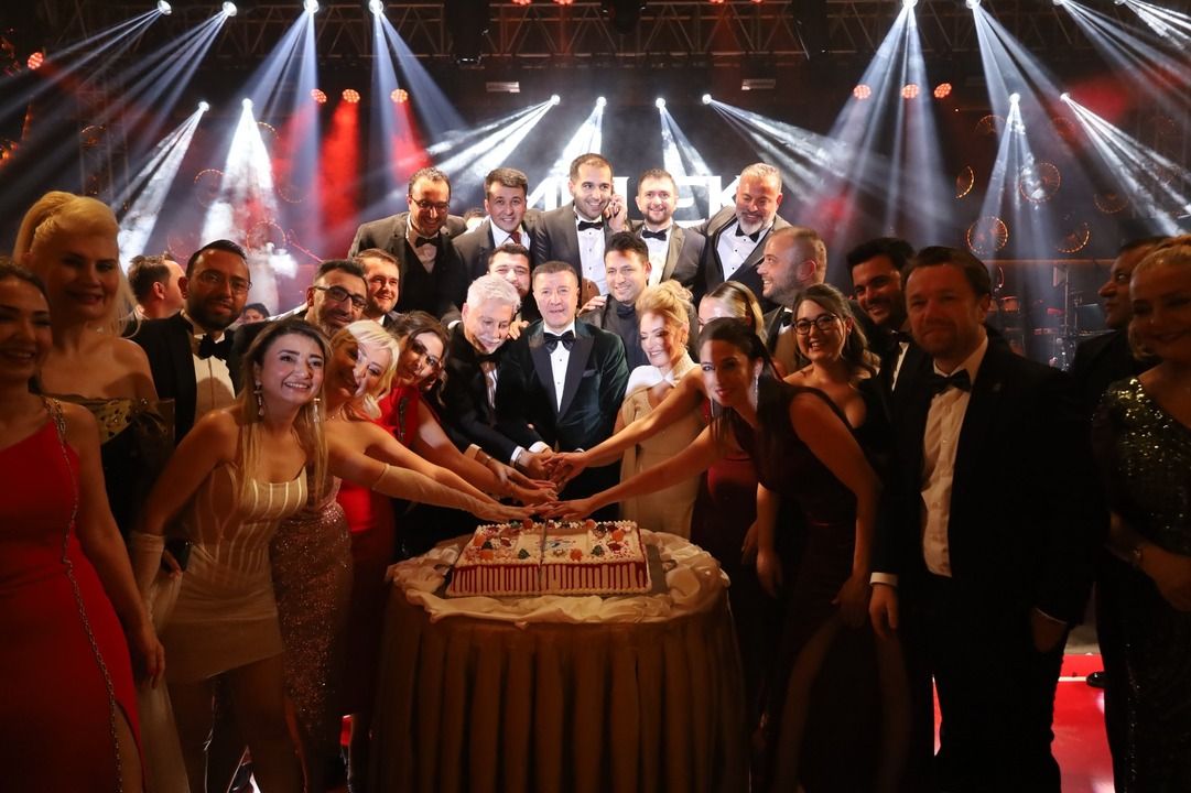 GGYD Yılbaşı Balosunda Sanatçı Eşyaları 1,5 Milyon TL’ye Satıldı! ggyd yilbasi balosu 1 - Marmara Bölge Gazetesi