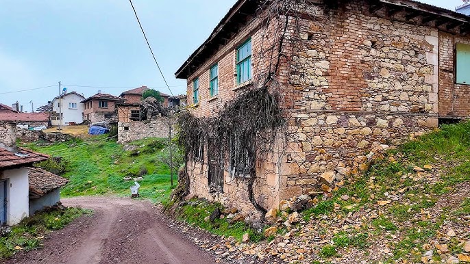 Kazdağları’nın eteklerinde yer alan Tuğludere Köyü, dere kenarındaki doğal güzellikleri
