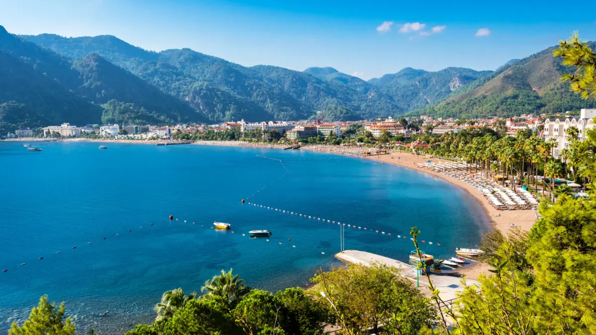 Muğla’nın gözde sahillerinden İçmeler Plajı, berrak denizi ve huzurlu atmosferiyle