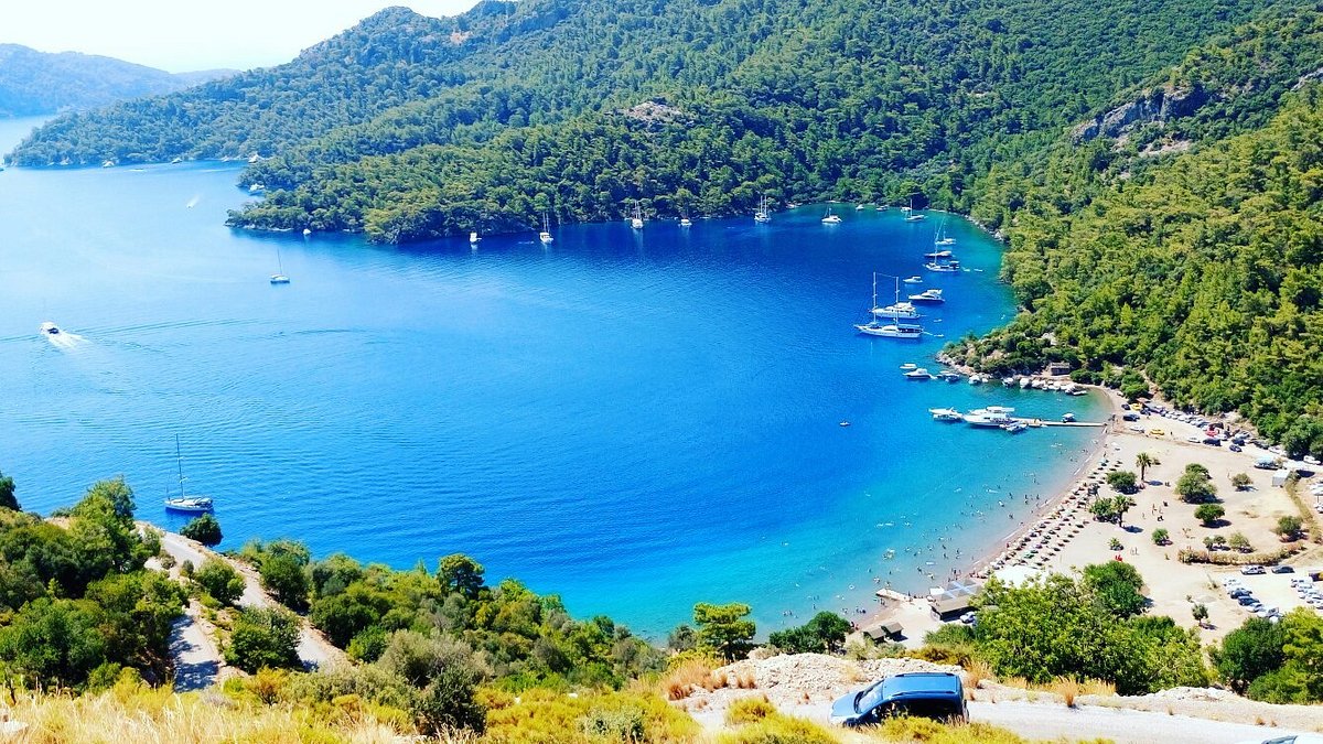 Muğla’nın Dalaman ilçesinde yer alan Sarsala Koyu, çam ormanlarıyla çevrili