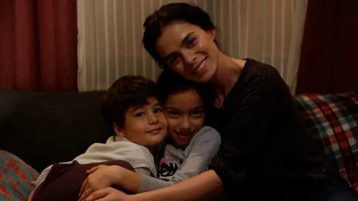 kadin dizisinde anne kizi oynadilar kubra suzgunun ailesinden ozge ozpirincci hakkind 3246120 - Marmara Bölge Gazetesi
