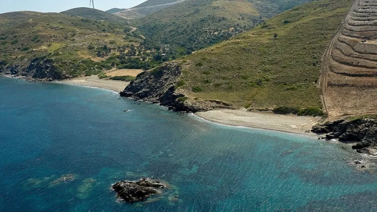Ege’nin kalabalıktan uzak köşelerinden biri olan Karaburun Küçükbahçe Plajı, berrak