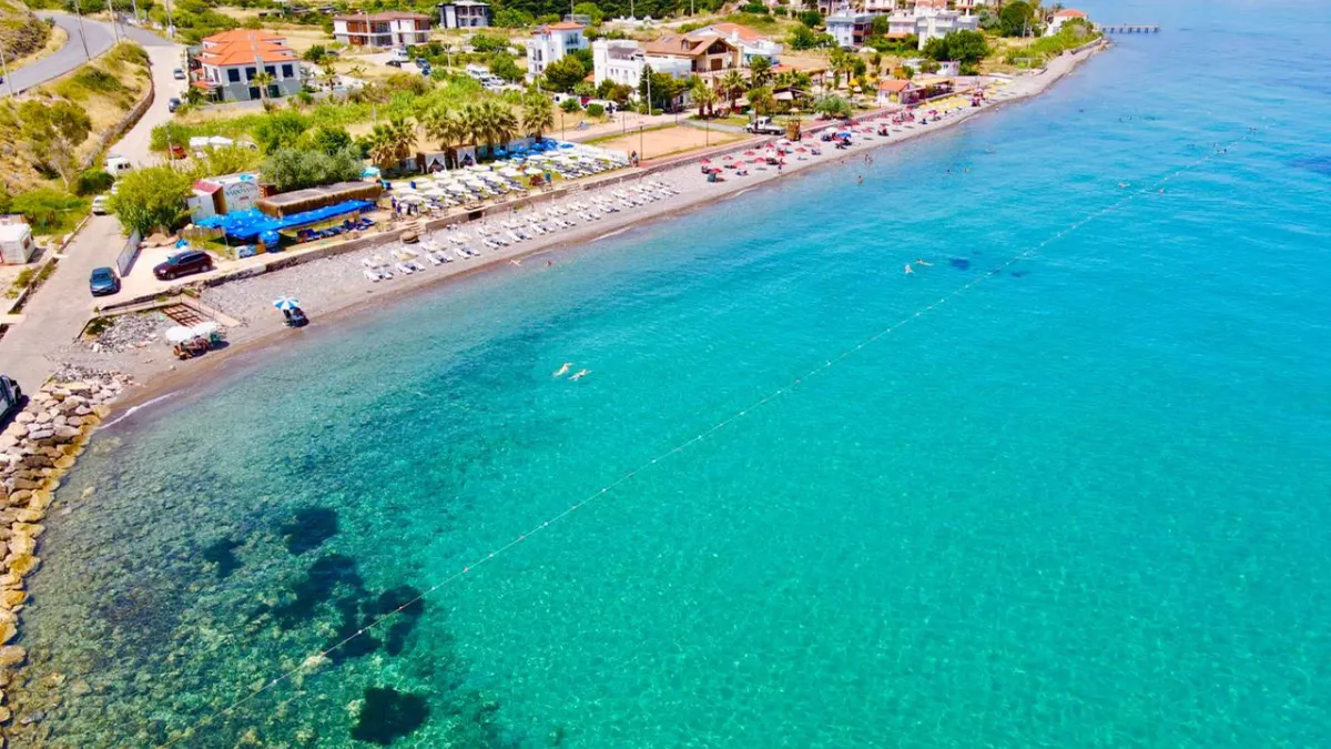 Karaburun Yarımadası’nın gözlerden uzak köşelerinden biri olan Kuyucak Plajı, berrak