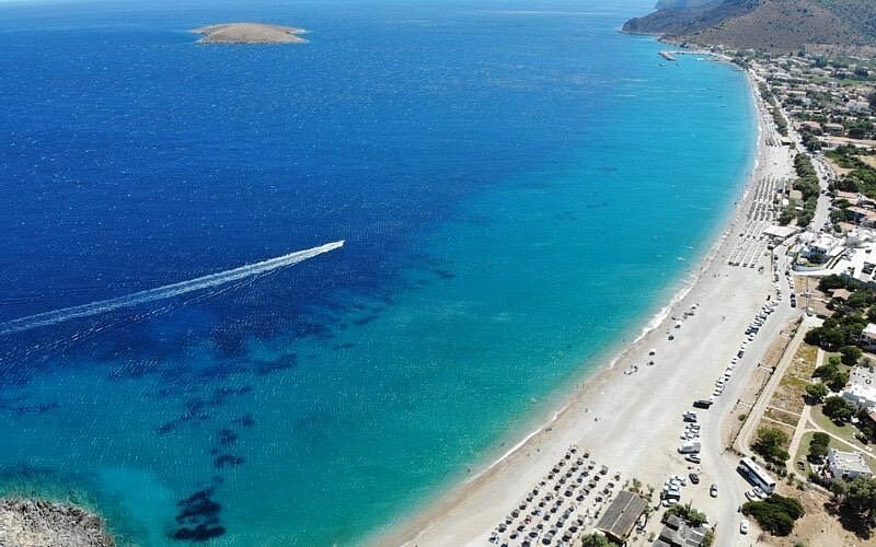 Muğla’nın Palamutbükü Plajı, berrak denizi ve doğal yapısını koruyan sakin