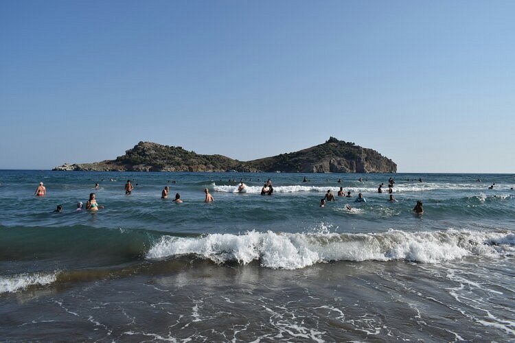 Muğla’nın Ortaca ilçesinde yer alan Sarıgerme Halk Plajı, uzun kumsalı,