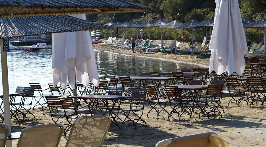 Bodrum’un kalabalığından uzaklaşmak isteyenlerin tercih ettiği Yalıçiftlik Sahili, temiz denizi