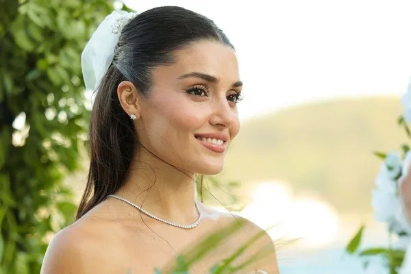 Hande Erçel’in Masa Altı Ritüeli Sosyal Medyayı Karıştırdı 0x0 hande ercel ask ve gozyasini anlatti 1758127092608 - Marmara Bölge Gazetesi