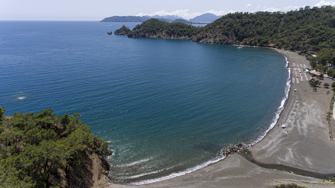 Muğla’nın Fethiye–Göcek hattında yer alan İnlice Plajı, temiz denizi ve