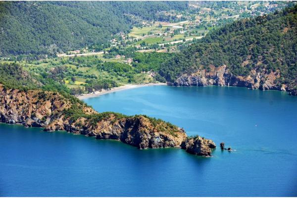Muğla’nın Fethiye ilçesine bağlı Göcek yakınlarında yer alan İnlice Plajı,