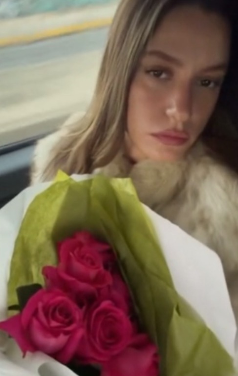 Serenay Sarıkaya’dan Kucak Dolusu Gül Paylaşımı 33cf4781 bfdc 454a 8ee7 e8cd1a563a5d - Marmara Bölge Gazetesi