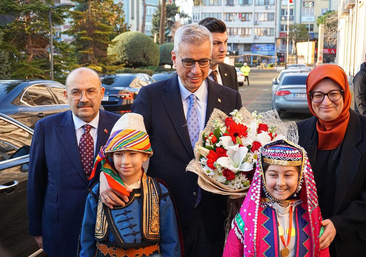 Balıkesir’i ziyaret eden Sağlık Bakanı Kemal Memişoğlu, sigara ve kötü