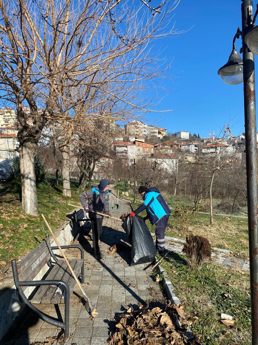 Dursunbey Belediyesi, Park ve Bahçeler Müdürlüğü ekipleriyle ilçe genelindeki park