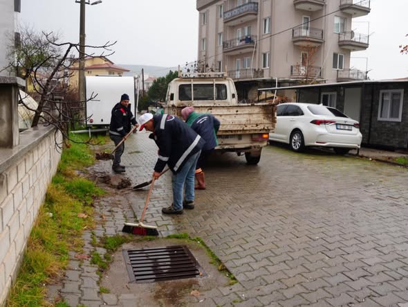 Sındırgı Belediyesi, ilçede etkili olan yağışların ardından oluşabilecek olumsuzluklara karşı