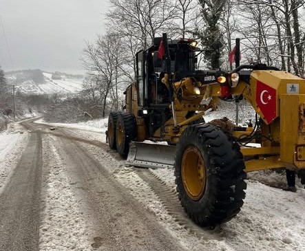 Gönen Belediyesi, kış şartlarına karşı ilçenin farklı noktalarında yol açma