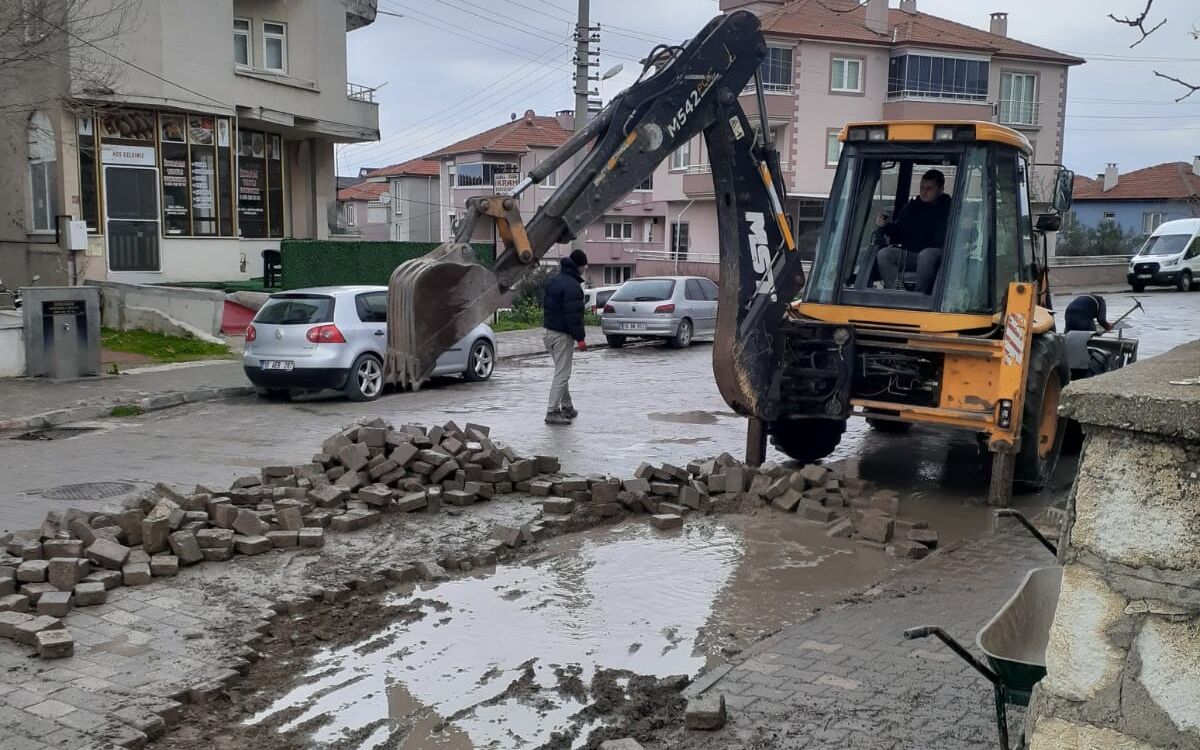 Bigadiç Belediyesi, Çavuş Mahallesi’nde altyapı çalışmaları kapsamında BASKİ tamir ve
