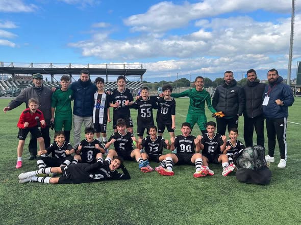 Burhaniye Belediyespor Altyapısında Büyük Başarı 615331657 1348207310678967 804111378210644327 n - Marmara Bölge Gazetesi