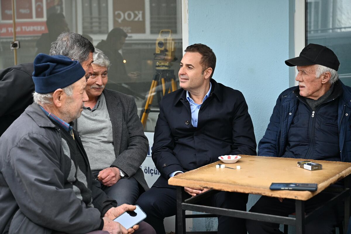 Balıkesir Büyükşehir Belediye Başkanı Ahmet Akın, Kepsut’ta esnaf ve vatandaşlarla
