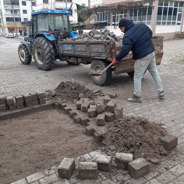 Bigadiç Belediyesi, ilçe genelinde altyapı kapsamında yürütülen baskı tamirat çalışmalarına