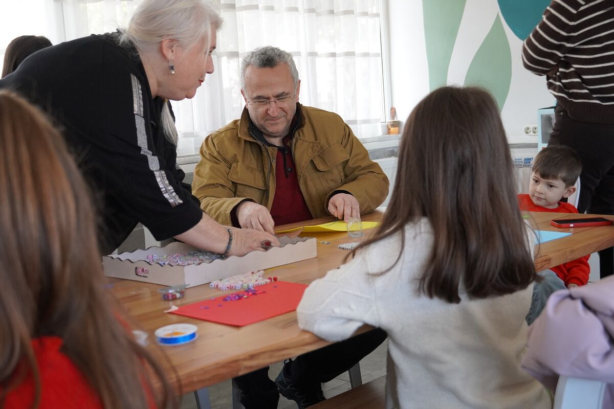 Sömestr Etkinlikleri kapsamında Susurluk Belediyesi Gelişim Atölyesi’nde düzenlenen veli–çocuk takı