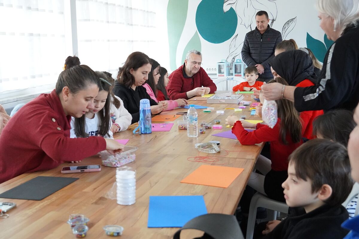 Susurluk’ta Veli ve Çocuklar Takı Yapım Atölyesinde Buluştu! 616679876 1470050238457512 4375326091130842539 n - Marmara Bölge Gazetesi
