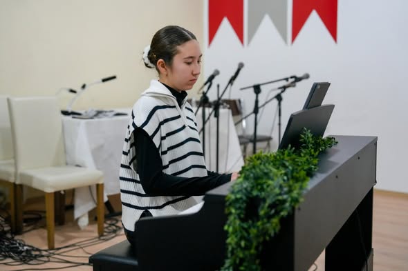Burhaniye Belediyesi tarafından düzenlenen Güz Dönemi Konseri, sanatseverlerin yoğun katılımıyla