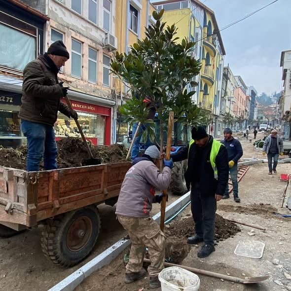 Bigadiç Belediyesi tarafından Hitay Caddesi’nde sürdürülen yenileme ve düzenleme çalışmaları,