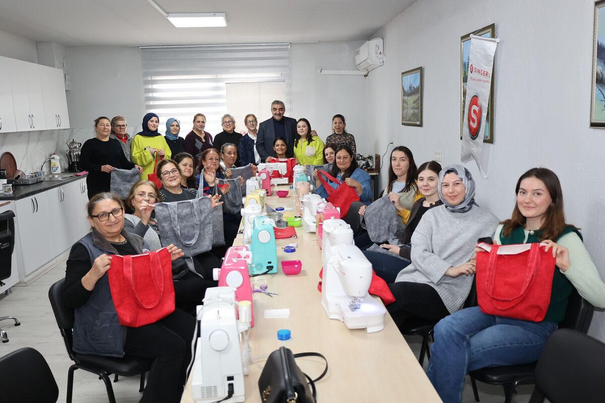 Balya’da Üretim Seferberliği: BALMEK’te Dikiş Atölyesi Dolu Taştı 619275794 1562115295918016 5261832525513715442 n - Marmara Bölge Gazetesi