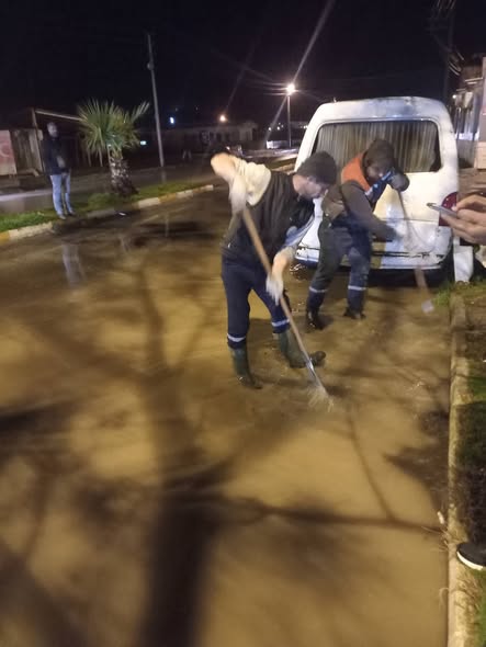 Burhaniye’de etkili olan yoğun yağışların ardından oluşabilecek olumsuzluklara karşı Burhaniye