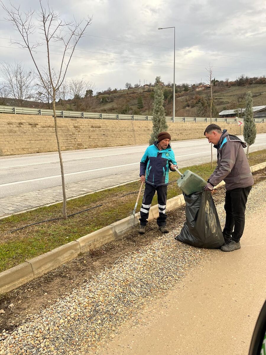 Dursunbey’de Temizlik Çalışmaları Aralıksız Sürüyor 622915086 18510538894079512 2122509626174045443 n - Marmara Bölge Gazetesi