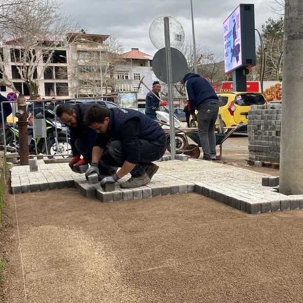 Bigadiç’te yaya güvenliğini artırmak ve cadde estetiğini güçlendirmek amacıyla İnönü