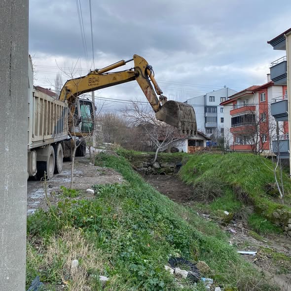 Bigadiç Belediyesi, ilçe genelinde dere yataklarında yürüttüğü temizlik çalışmalarıyla hem