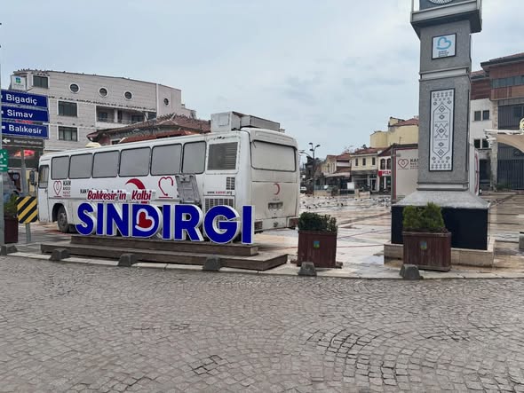 Türk Kızılayı’nın mobil kan bağış otobüsü bugün Sındırgı Cumhuriyet Meydanı’nda