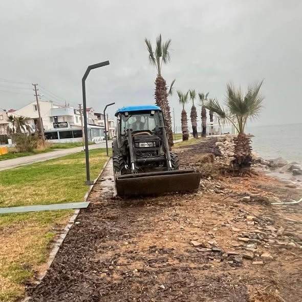 Burhaniye Belediyesi, bölgede etkili olan olumsuz hava koşullarının ardından çevre