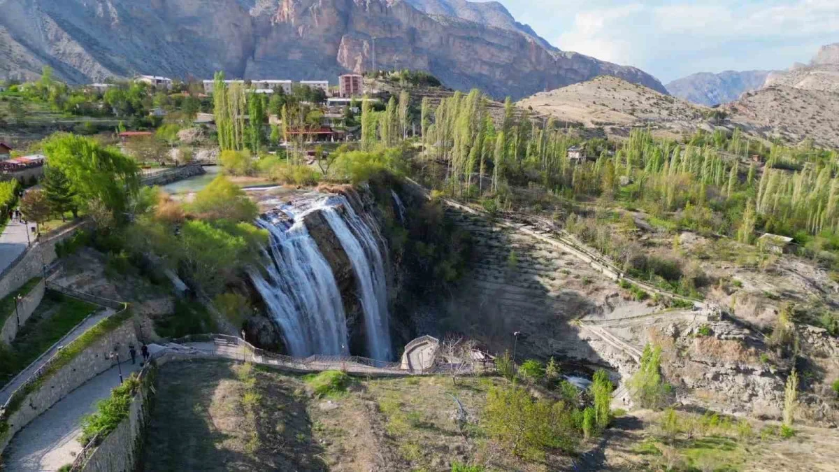 Erzurum’un Uzundere ilçesinde bulunan Tortum Şelalesi, yüksekten dökülen sularıyla Türkiye’nin