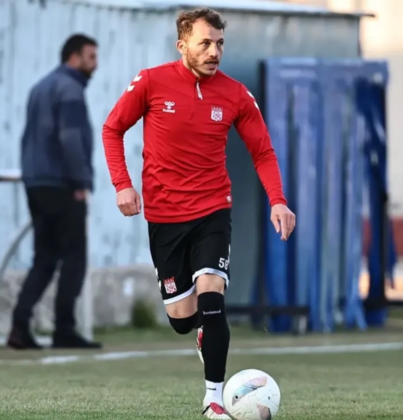 Sivasspor formasıyla tam 15 sezon boyunca sahaya çıkan, uzun yıllar