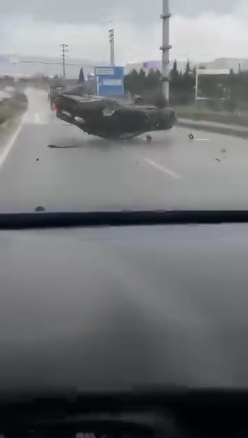 Yağışlı Yolda Makas Atan Araç Böyle Takla Attı AW611934 01 - Marmara Bölge Gazetesi