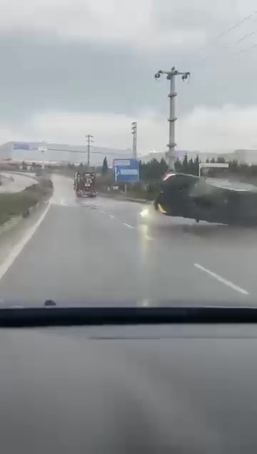 Yağışlı Yolda Makas Atan Araç Böyle Takla Attı AW611934 05 - Marmara Bölge Gazetesi