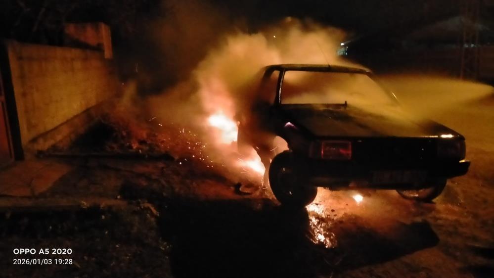 Balıkesir’in Gönen ilçesine bağlı Keçeler Mahallesi’nde park halindeki bir araçta