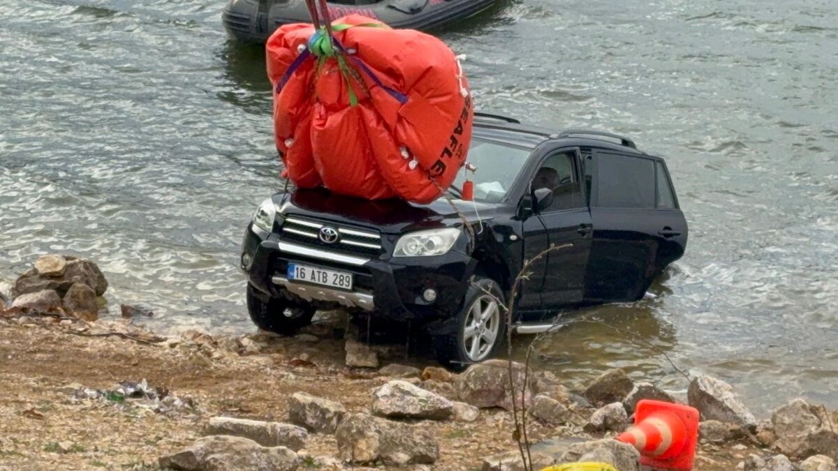Ölü Bulunan Elif Kumal’ın Aracı Göletten Çıkarıldı AW613607 01 - Marmara Bölge Gazetesi