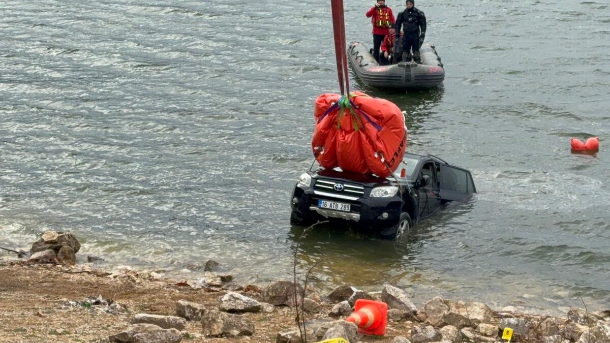 Ölü Bulunan Elif Kumal’ın Aracı Göletten Çıkarıldı AW613607 02 - Marmara Bölge Gazetesi