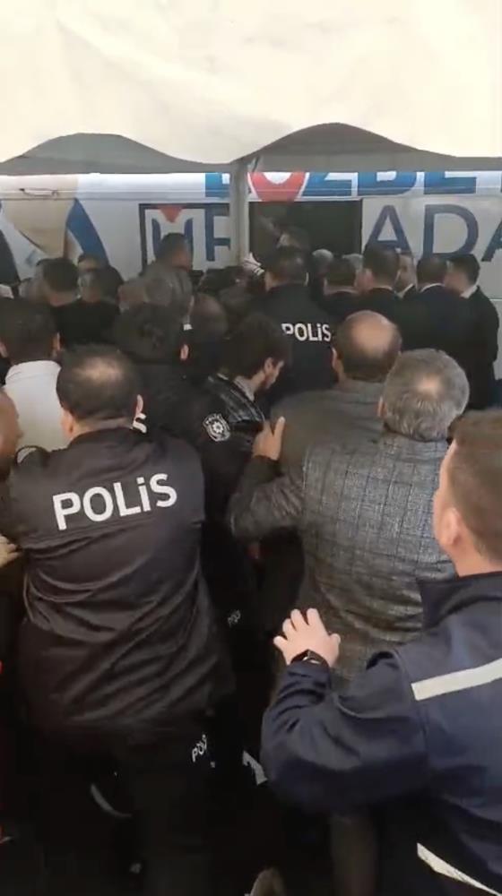 Bursa Büyükşehir Belediye Başkanı’na Yumruklu Saldırı! AW614599 03 - Marmara Bölge Gazetesi
