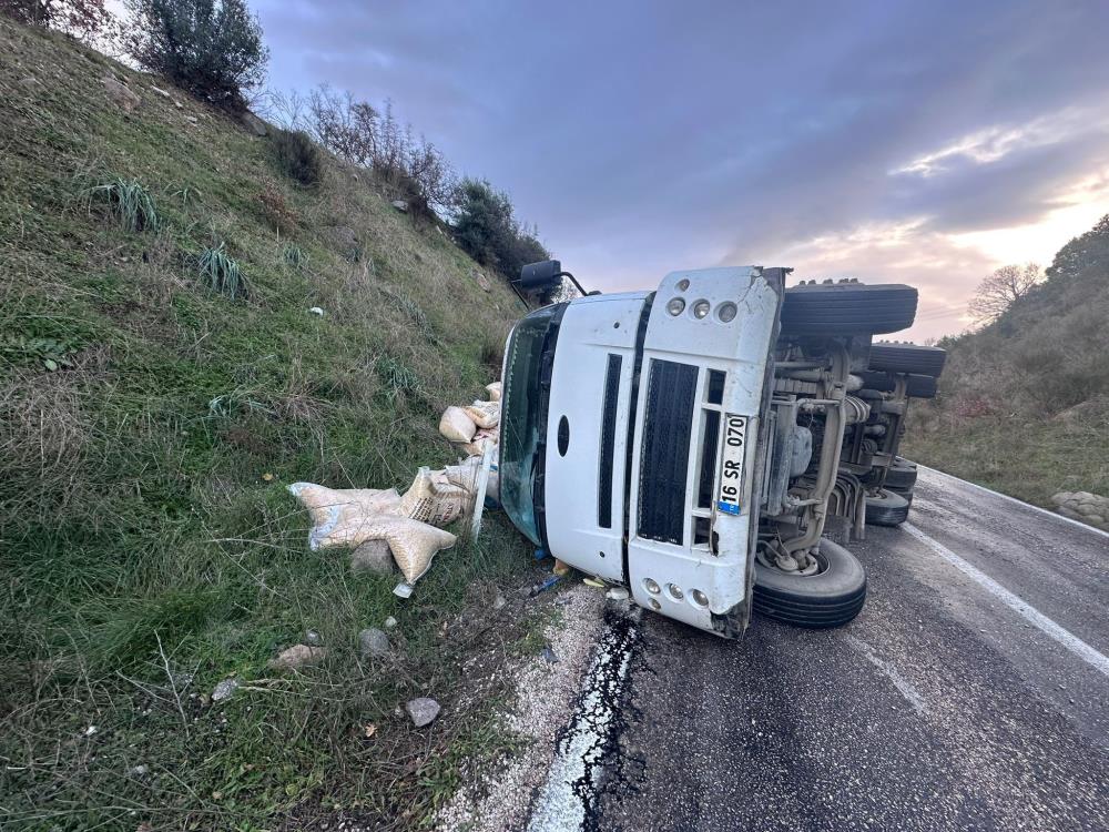 Balıkesir’in Gönen ilçesinde sabah saatlerinde meydana gelen trafik kazasında yem