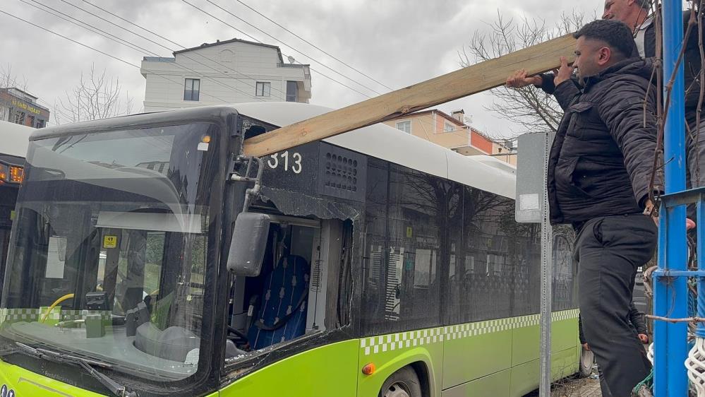 Fırtınada Savrulan Kereste Otobüse Girdi! AW615972 01 - Marmara Bölge Gazetesi