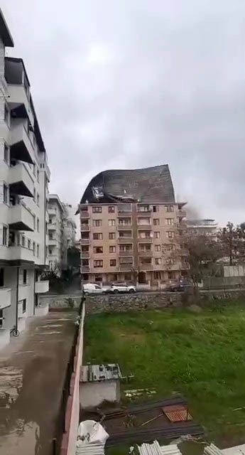 Fırtınada Savrulan Kereste Otobüse Girdi! AW615972 08 - Marmara Bölge Gazetesi